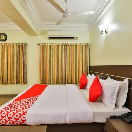 Oyo 17117 Hotel Rainbow Vadodara Buitenkant foto