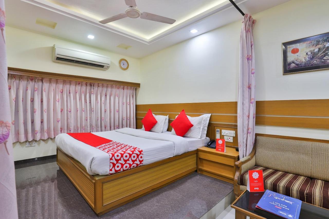 Oyo 17117 Hotel Rainbow Vadodara Buitenkant foto