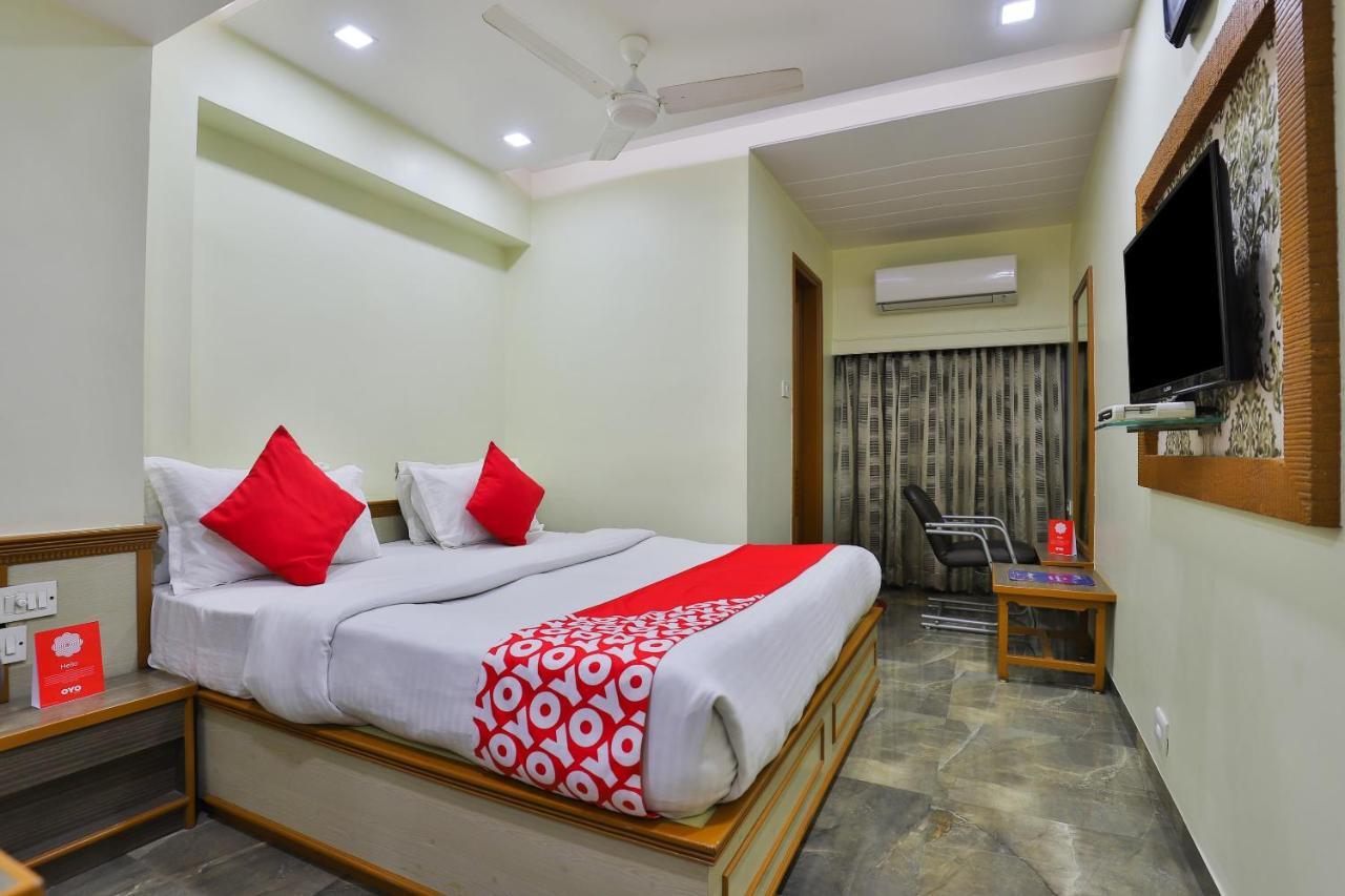 Oyo 17117 Hotel Rainbow Vadodara Buitenkant foto
