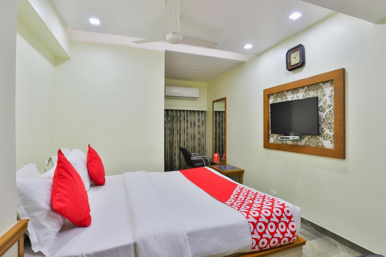 Oyo 17117 Hotel Rainbow Vadodara Buitenkant foto